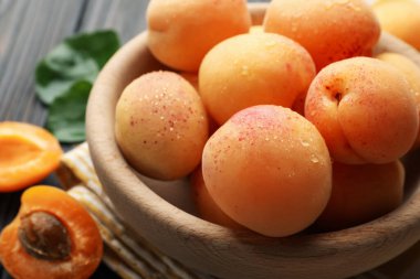 Masada taze ıslak kayısılar, yakın plan.