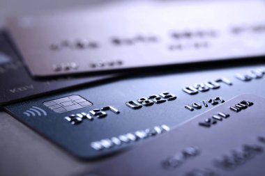 Masada birçok farklı kredi kartı var, yakın plan.