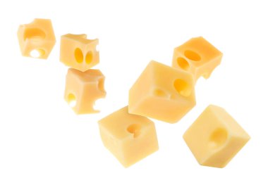 Beyaz arkaplana karşı havadaki peynir küpleri