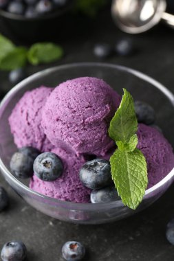 Yaban mersinli şerbet ve siyah masada nane şekeri, yakın plan.