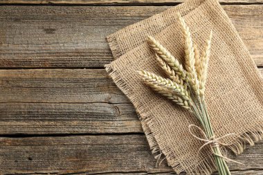 Tahta masada bir sürü buğday çivisi, üst manzara. Metin için boşluk