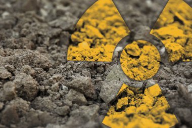 Toprakta turuncu radyoaktif tabela, yakın çekim. Radyolojik kirlilik