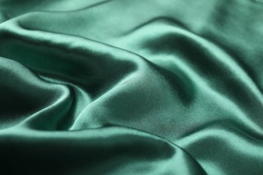 Arkaplan olarak buruşmuş yeşil ipek kumaş, yakın plan
