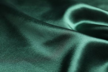 Arkaplan olarak buruşmuş yeşil ipek kumaş, yakın plan