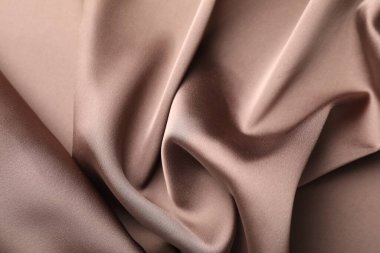 Arkaplan olarak buruşuk açık kahverengi ipek kumaş, üst görünüm