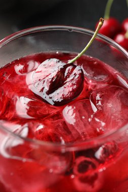 Buzlu vişneli gazoz ve bardakta cam, yakın plan.