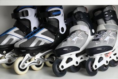 Raflarda çift patenler, yakın plan.