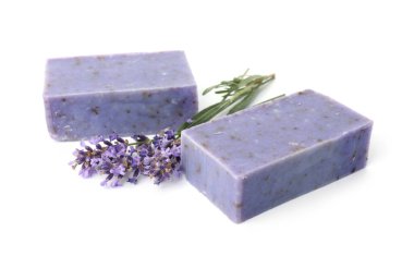Sabun barları ve lavanta çiçekleri beyaza izole edilmiş.