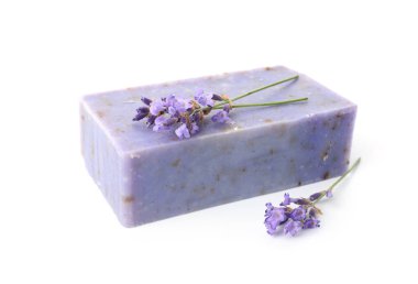 Sabun çubuğu ve lavanta çiçekleri beyaz üzerine izole edilmiş.
