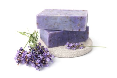 Sabun barları ve lavanta çiçekleri beyaza izole edilmiş.