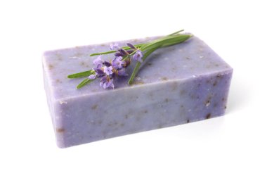 Sabun çubuğu ve lavanta çiçekleri beyaz üzerine izole edilmiş.