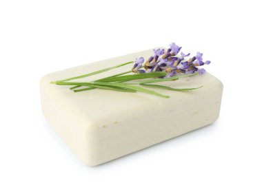 Sabun çubuğu ve lavanta çiçekleri beyaz üzerine izole edilmiş.