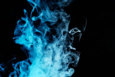 Siyah arka planda mavi ışıkta nargile dumanı, yakın plan