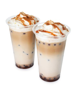 Beyaz bardakta izole edilmiş lezzetli sütlü çay.