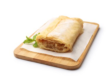 Lezzetli elmalı turta, pudra şekeri ve nane şekeri, beyaz üzerine izole edilmiş.