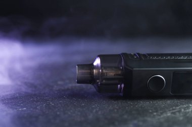 Modern elektronik sigara içme cihazı siyah masada, yakın plan. Metin için boşluk