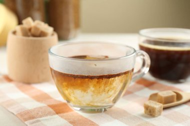 Işık masasında şekerli hazır kahve, yakın plan.