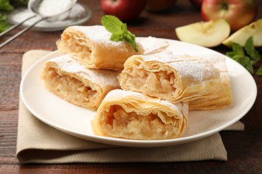 Lezzetli elmalı turta, pudra şekeri ve nane şekerli, ahşap masa, yakın plan.