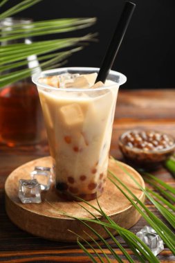 Lezzetli buzlu çay ve ahşap masa malzemeleri.