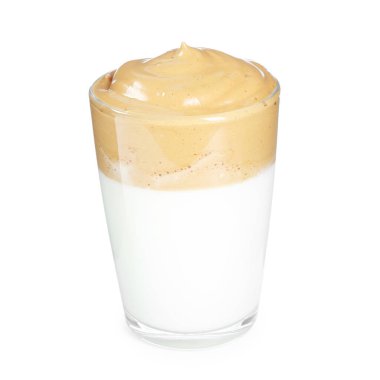 Beyaz bardaktaki lezzetli dalgona kahvesi.