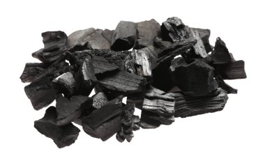 Siyah kömür parçaları beyaza izole edilmiş.