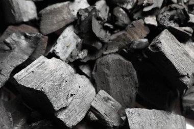 Arkaplan olarak siyah kömür parçaları, yakın plan