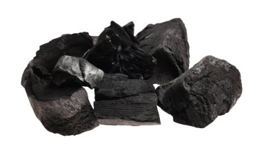 Siyah kömür parçaları beyaza izole edilmiş.