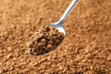 Arka plan olarak aromatik hazır kahveli kaşık, yakın plan.