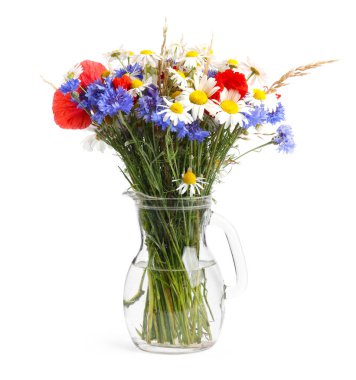 Beyaz vazodaki güzel kır çiçekleri