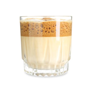 Beyaz bardakta nefis dalgona kahvesi.