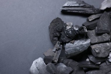 Gri arka planda siyah kömür parçaları, üst manzara. Metin için boşluk