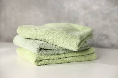Taze havlular beyaz masada, yakın plan.