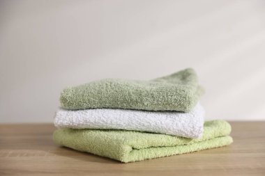 Ahşap masada katlanmış taze terry havlular. Metin için boşluk