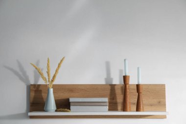 Ahşap raf, beyaz arka planda kitaplar ve dekorlar. Metin için boşluk