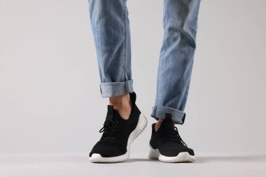 Bir çift siyah spor ayakkabı giyen adam içeride, yakın plan.