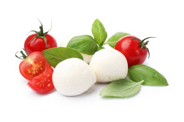 Lezzetli mozzarella peynir topları, domates ve fesleğen beyaza izole edilmiş.