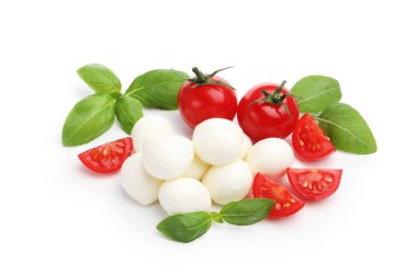 Lezzetli mozzarella peynir topları, domates ve fesleğen beyaza izole edilmiş.