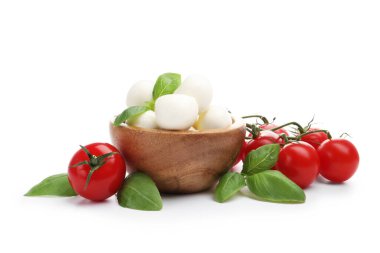 Lezzetli mozzarella peynir topları, domates ve fesleğen beyaza izole edilmiş.