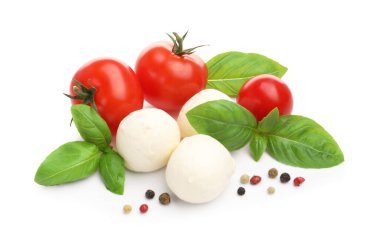 Lezzetli mozzarella peynir topları, domates, fesleğen ve biberler beyaz üzerine izole edilmiş.