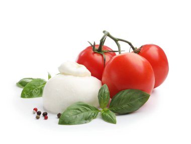 Lezzetli mozzarella peynirli top, domates, fesleğen ve biberli mısır.