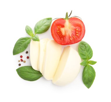 Lezzetli mozzarella peyniri, domates, fesleğen ve biberler beyaza izole edilmiş.