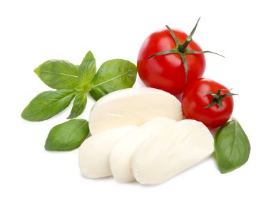 Lezzetli mozzarella peyniri, domates ve fesleğen beyaza izole edilmiş.