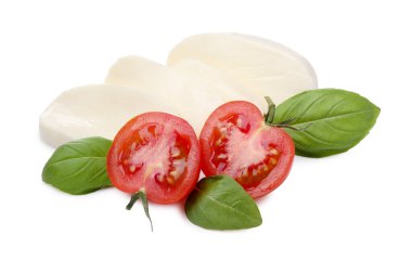 Lezzetli mozzarella peyniri, domates ve fesleğen beyaza izole edilmiş.