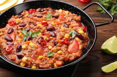 Ahşap masadaki pişirme kabında leziz biber, yakın plan.