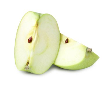 Taze elma parçaları beyaza izole edilmiş.