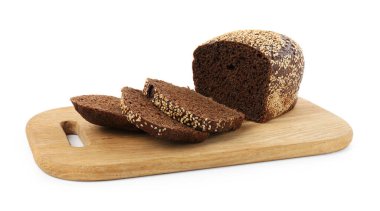 Beyaz üzerine izole edilmiş taze çavdar ekmeği kes