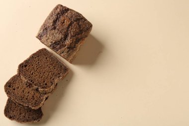 Bej arka planda taze çavdar ekmeği parçaları. Metin için boşluk