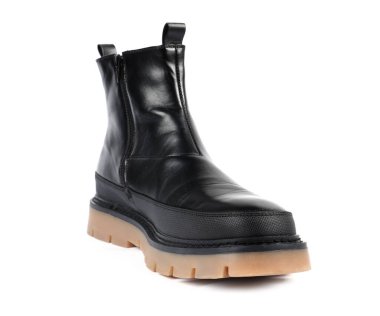 Beyaz arkaplanda şık bir siyah çizme