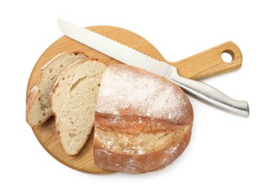 Taze ekmek ve bıçak parçaları beyaza izole edilmiş.