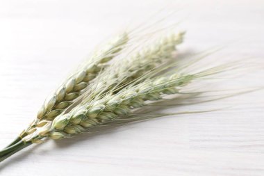 Yeşil buğday çivileri açık ahşap masada, yakın plan